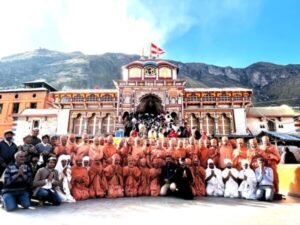 स्वामीनारायण गुरुकुल राजकोट संस्थान की संत मंडली ने किये श्री बदरीनाथ धाम के दर्शन, बीकेटीसी को दिया साधुवाद