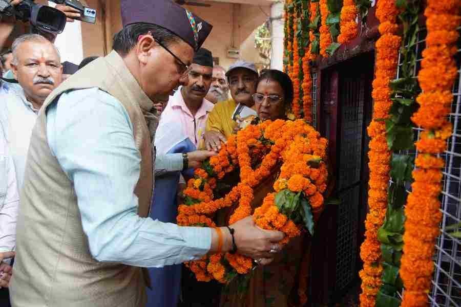 मुख्यमंत्री धामी ने शहीद स्थल कचहरी में उत्तराखण्ड राज्य आन्दोलनकारी शहीदों की पुण्य स्मृति में उनके चित्र पर श्रद्धा सुमन अर्पित कर दी श्रद्धांजलि