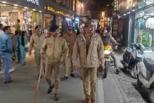 एसएसपी देहरादून के निर्देशों पर जारी है पुलिस की पैदल गश्त, त्यौहारी सीजन के दौरान बेहतर यातायात व्यवस्था के लिये कार्यालय में नियुक्त पुलिस बल भी उतरा सड़कों पर