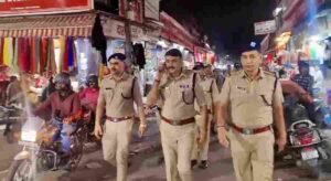 त्यौहारी सीजन के दृष्टिगत एसएसपी ने पल्टन बाजार का पैदल भ्रमण कर लिया पुलिस व्यवस्थाओं का जायजा, मुख्य बाजार व फुटपाथों पर अस्थाई अतिक्रमण करने वालो के विरुद्ध कार्यवाही के दिये निर्देश