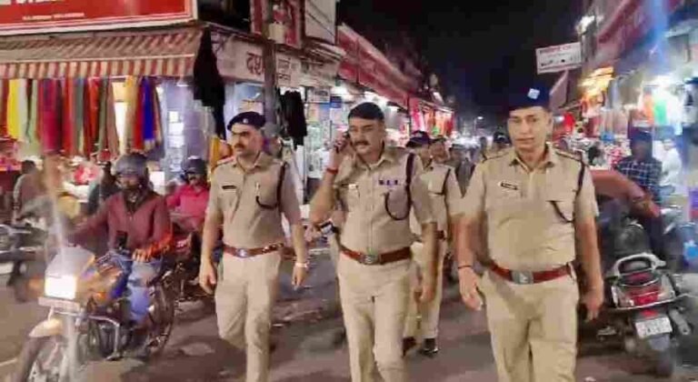 त्यौहारी सीजन के दृष्टिगत एसएसपी ने पल्टन बाजार का पैदल भ्रमण कर लिया पुलिस व्यवस्थाओं का जायजा, मुख्य बाजार व फुटपाथों पर अस्थाई अतिक्रमण करने वालो के विरुद्ध कार्यवाही के दिये निर्देश