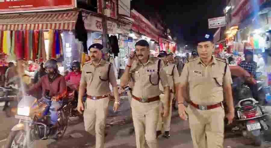 त्यौहारी सीजन के दृष्टिगत एसएसपी ने पल्टन बाजार का पैदल भ्रमण कर लिया पुलिस व्यवस्थाओं का जायजा, मुख्य बाजार व फुटपाथों पर अस्थाई अतिक्रमण करने वालो के विरुद्ध कार्यवाही के दिये निर्देश