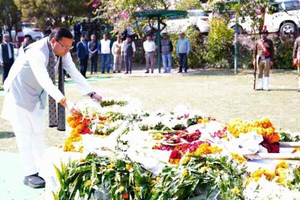 सीएम धामी ने पुलिस महानिरीक्षक केवल खुराना के पार्थिव शरीर पर पुष्पचक्र अर्पित कर दी श्रद्धांजलि सीएम धामी ने पुलिस महानिरीक्षक केवल खुराना के पार्थिव शरीर पर पुष्पचक्र अर्पित कर दी श्रद्धांजलि