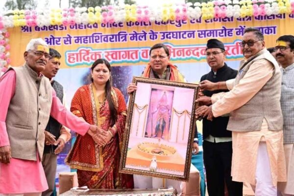 सीएम धामी ने खटीमा स्थित वनखंडी महादेव शिव मंदिर में सपत्नीक किया जलाभिषेक, 12 दिवसीय महाशिवरात्रि मेले का भी किया शुभारंभ