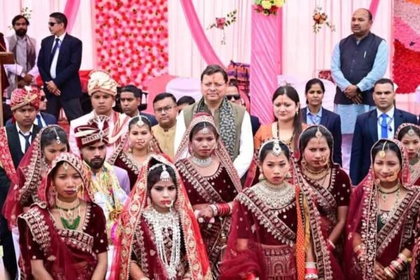 सामूहिक विवाह कार्यक्रम में शामिल होकर सीएम धामी ने नव दम्पतियों को दिया आशीर्वाद व बधाई