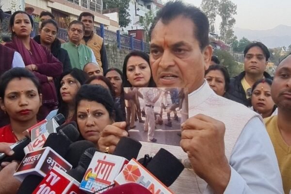 मां गंगा की शरण में पहुंचकर मंत्री प्रेमचंद ने लगाई न्याय की गुहार, राज्य आंदोलन के समय पुलिस के पिटाई की फोटो भी की जारी