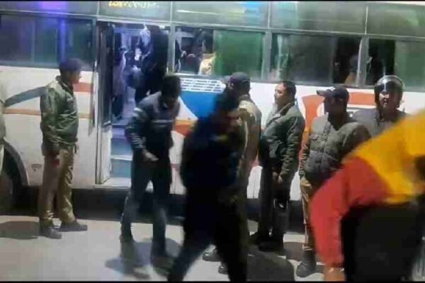 सड़क किनारे, सार्वजनिक स्थानों पर शराब पीने और शराब पीकर वाहन चलाने वालों के विरुद्ध दून पुलिस की बस सेवा का मीटर चालू ,119 व्यक्तियों को लाया गया थाने