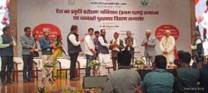 आयुष के फलक पर बिखरी उत्तराखंड की चमक, डाॅ मायाराम उनियाल को प्रतिष्ठित धनवंतरी पुरस्कार