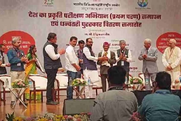 आयुष के फलक पर बिखरी उत्तराखंड की चमक, डाॅ मायाराम उनियाल को प्रतिष्ठित धनवंतरी पुरस्कार