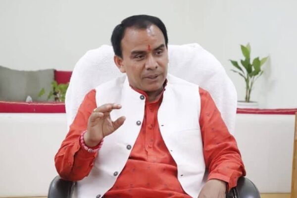 शिक्षा मंत्री धन सिंह रावत ने विभागीय अधिकारियों की थपथपाई पीठ, बेहतर काम का बज़ट के रूप में मिला ईनाम शिक्षा मंत्री धन सिंह रावत ने विभागीय अधिकारियों की थपथपाई पीठ, बेहतर काम का बज़ट के रूप में मिला ईनाम