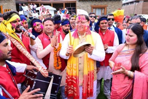 मुख्यमंत्री आवास में होली मिलन कार्यक्रम का भव्य आयोजन, सीएम आवास में दिखे उत्तराखंड की समृद्ध संस्कृति के विविध रंग