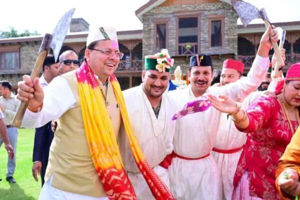 सीएम आवास में उत्तराखंड की सांस्कृतिक समृद्धि और एकता के हुए दर्शन, गढ़वाल-कुमाऊं से लेकर जौनसार तक के गूंजे होली गीत