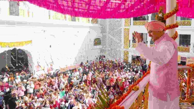 श्री झंडा जी महोत्सव 2025 गुरु मंत्र पाकर धन्य-धन्य हुई गुरु की प्यारी संगतें, शनिवार दोपहर 2ः00 बजे से 4ः00 बजे के बीच पूरी होगी आरोहण की प्रक्रिया