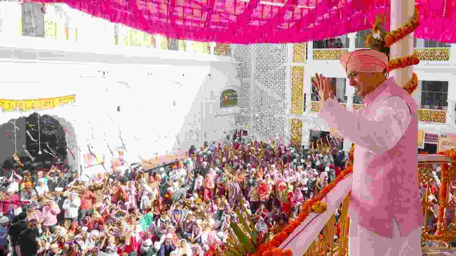 श्री झंडा जी महोत्सव 2025 गुरु मंत्र पाकर धन्य-धन्य हुई गुरु की प्यारी संगतें, शनिवार दोपहर 2ः00 बजे से 4ः00 बजे के बीच पूरी होगी आरोहण की प्रक्रिया