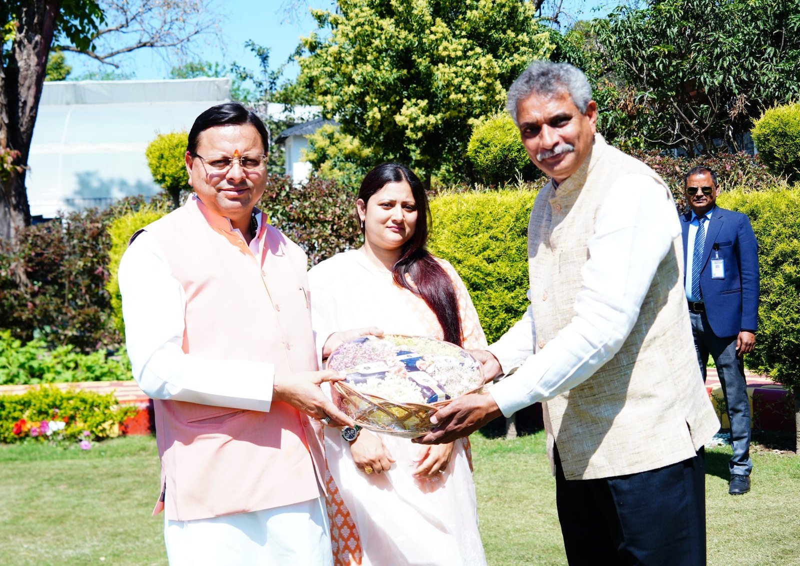 मुख्यमंत्री आवास परिसर में पहले चरण में निकाला गया 57 किलो शहद