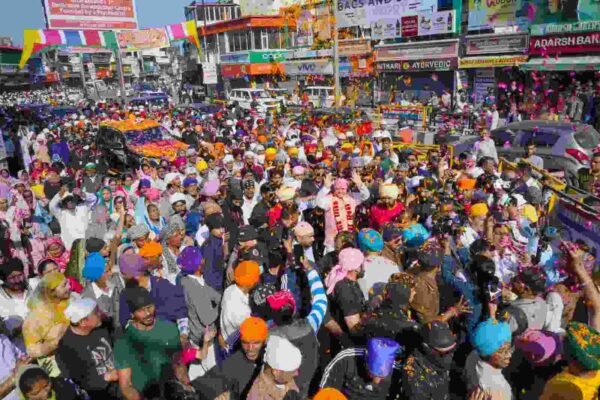 पुष्प वर्षा के साथ नगर परिक्रमा में गूंजे श्री गुरु राम राय जी महाराज के जयकारे, ऐतिहासिक नगर परिक्रमा में दूनवासियों ने गुरु की संगत का किया जोरदार स्वागत पुष्प वर्षा के साथ नगर परिक्रमा में गूंजे श्री गुरु राम राय जी महाराज के जयकारे, ऐतिहासिक नगर परिक्रमा में दूनवासियों ने गुरु की संगत का किया जोरदार स्वागत