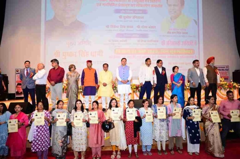 1232 नर्सिंग अधिकारियों को मुख्यमंत्री ने प्रदान किये नियुक्ति पत्र, दून मेडिकल कॉलेज के सभागार का भी लोकार्पण