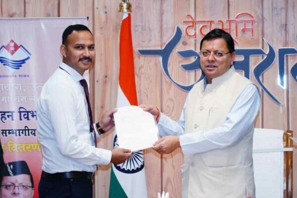 सीएम धामी ने बांटे नियुक्ति पत्र, नियुक्ति पाने वाले युवाओं को दी शुभकामनाएं