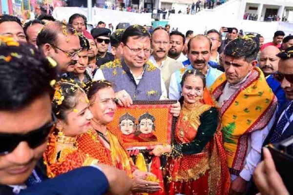 मुख्यमंत्री धामी ने सरकार के तीन वर्ष पूर्ण होने के अवसर पर हेमवती नंदन बहुगुणा स्टेडियम अल्मोड़ा में आयोजित चिकित्सा एवं बहुउद्देशीय शिविर में किया प्रतिभाग