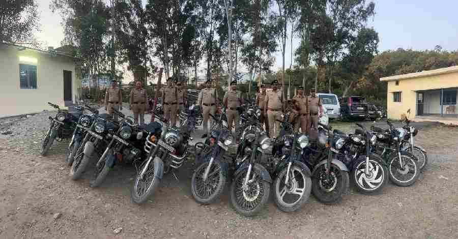 मॉडिफाईड साइलेंसर लगी 27 रॉयल इनफील्ड बुलेट मोटरसाइकिल को दून पुलिस ने किया सीज मॉडिफाईड साइलेंसर लगी 27 रॉयल इनफील्ड बुलेट मोटरसाइकिल को दून पुलिस ने किया सीज