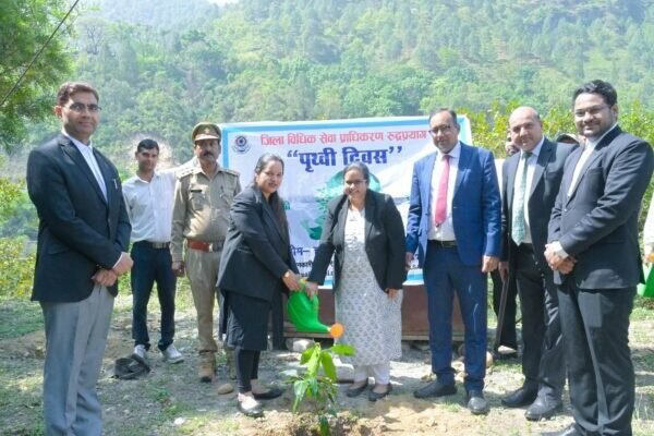 विश्व पृथ्वी दिवस पर जिला न्यायालय रुद्रप्रयाग में औषधीय पौधों एवं फलदार वृक्षों का किया गया वृक्षारोपण विश्व पृथ्वी दिवस पर जिला न्यायालय रुद्रप्रयाग में औषधीय पौधों एवं फलदार वृक्षों का किया गया वृक्षारोपण