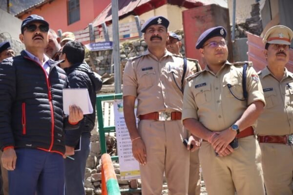 बदरीनाथ धाम में यात्रा व्यवस्थाओं की तैयारियों का जायजा लेने पहुंचे आईजी योगेन्द्र रावत