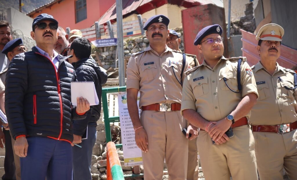 बदरीनाथ धाम में यात्रा व्यवस्थाओं की तैयारियों का जायजा लेने पहुंचे आईजी योगेन्द्र रावत
