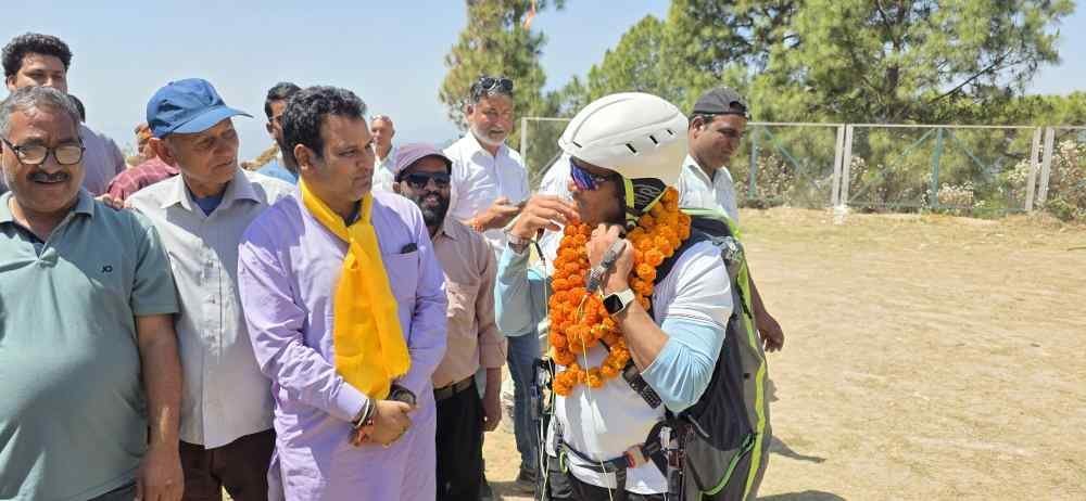 पैराग्लाइडिंग का रोमांच अब देवप्रयाग के पास भी, स्थानीय स्तर पर रोजगार के साथ साहसिक पर्यटन को लगेंगे पंख पैराग्लाइडिंग का रोमांच अब देवप्रयाग के पास भी, स्थानीय स्तर पर रोजगार के साथ साहसिक पर्यटन को लगेंगे पंख