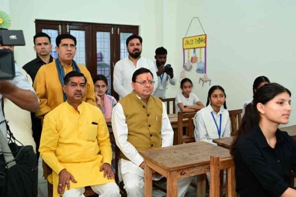 छात्रों को सीएम धामी ने दिया प्रेरणादायक संदेश – समय का सदुपयोग करें, बीता समय वापस नहीं आता