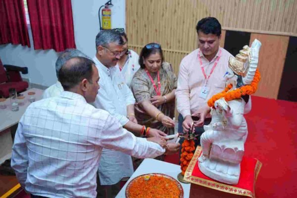 एसजीआरआर विश्वविद्यालय ने स्वच्छता कर्मचारियों के योगदान को सराहा, देहरादून मेयर सौरभ थपलियाल ने बतौर मुख्य अतिथि कार्यक्रम में शिरकत की