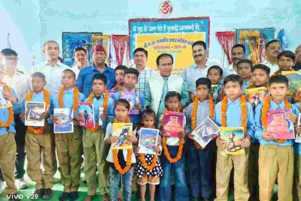 सरकारी स्कूलों में छात्र संख्या बढ़ाने के लिए शिक्षा मंत्री ने शुरू किया अभियान, विद्यालयों में नये विद्यार्थियों का हुआ स्वागत, बांटी गई नई पाठ्य पुस्तकें