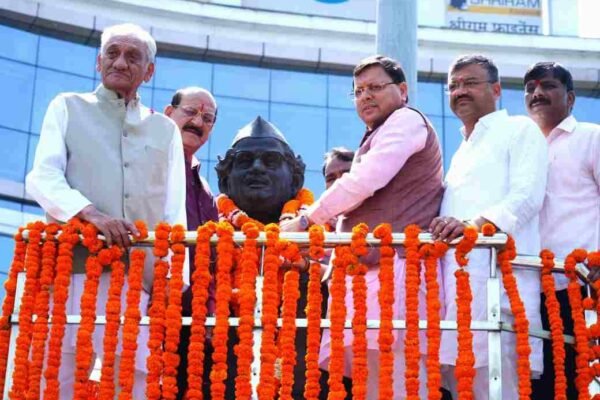 हेमवती नंदन बहुगुणा की जयंती; सीएम धामी, विजय बहुगुणा समेत कई नेताओं ने मूर्ति पर किया माल्यार्पण