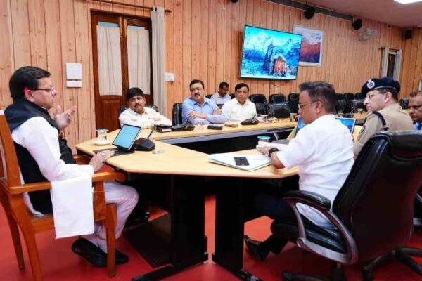 सीएम धामी ने उच्च अधिकारियों की ली बैठक, अधिकारियों को दिए निर्देश