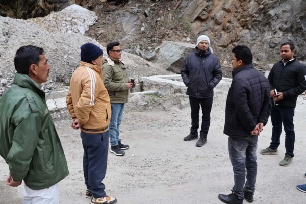 डीएम संदीप तिवारी ने बदरीनाथ और हेमकुंड साहिब की यात्रा को लेकर किया हाईवे का निरीक्षण, खतरनाक बने स्थानों पर सुरक्षा के पुख्ता इंतजाम के दिए निर्देश