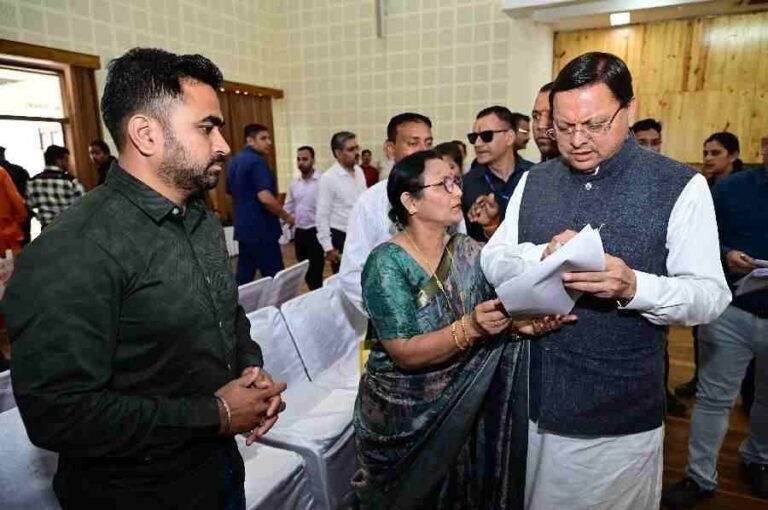 मुख्यमंत्री ने प्रदेश के विभिन्न क्षेत्रों से आए लोगों की समस्याओं को सुना, संबंधित अधिकारियों को यथा शीघ्र समाधान के दिए निर्देश