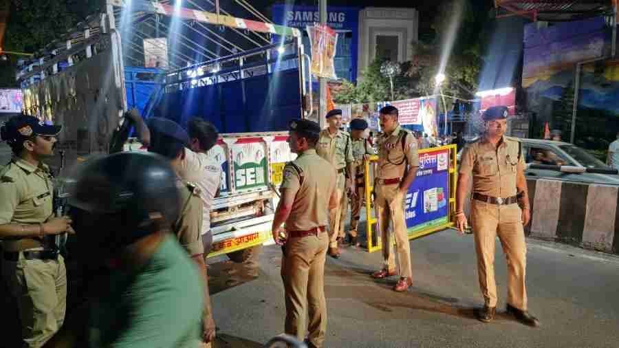 कश्मीर के पहलगांव में हुए आतंकी हमले के चलते देहरादून में चलाया जा रहा सघन चेकिंग अभियान कश्मीर के पहलगांव में हुए आतंकी हमले के चलते देहरादून में चलाया जा रहा सघन चेकिंग अभियान