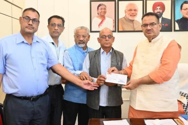 मृतक उपनलकर्मी के परिजनों को मंत्री जोशी ने सौंपा चेक, दुर्घटना बीमा के रूप में भी 50 लाख की राशि होगी जारी
