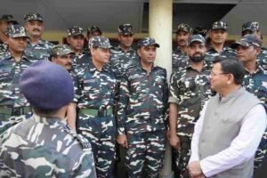 मुख्यमंत्री धामी ने बनबसा की सीमा चौकी पर एस.एस.बी. अधिकारियों व जवानों से की मुलाकात, सीमाओं की सुरक्षा में तैनात हमारे जवान देश की शान: सीएम