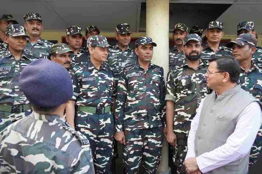 मुख्यमंत्री धामी ने बनबसा की सीमा चौकी पर एस.एस.बी. अधिकारियों व जवानों से की मुलाकात, सीमाओं की सुरक्षा में तैनात हमारे जवान देश की शान: सीएम