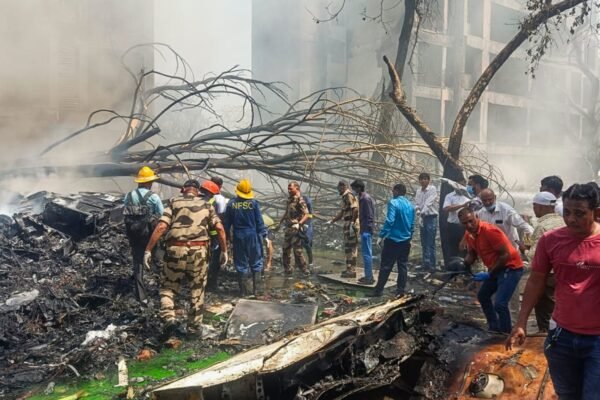 दुखद खबर: दुनिया को हिलाकर रख दिया अहमदाबाद विमान हादसे ने 100 से अधिक लोगों की मौत: देखें वीडियो