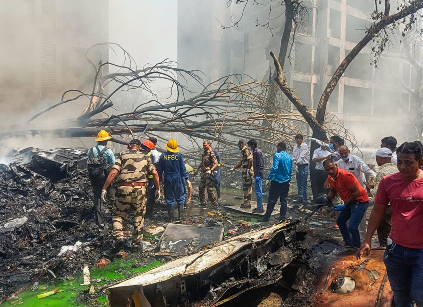 दुखद खबर: दुनिया को हिलाकर रख दिया अहमदाबाद विमान हादसे ने 100 से अधिक लोगों की मौत: देखें वीडियो