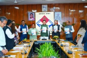 उत्तराखंड में शहरी स्थानीय निकायों को सशक्त बनाने के लिए सेतु आयोग ने सौंपी मुख्यमंत्री को रिपोर्ट