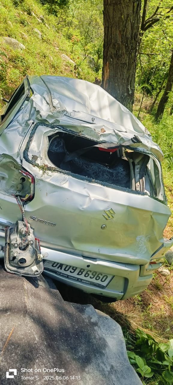 उत्तराखंड में दर्दनाक सड़क हादसा अल्टो कार गिरी गहरी खाई में