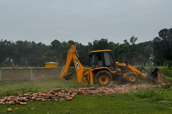 अवैध अतिक्रमण पर फिर गरजा MDDA उपाध्यक्ष बंशीधर तिवारी का बुल्डोजर: देखें वीडियो