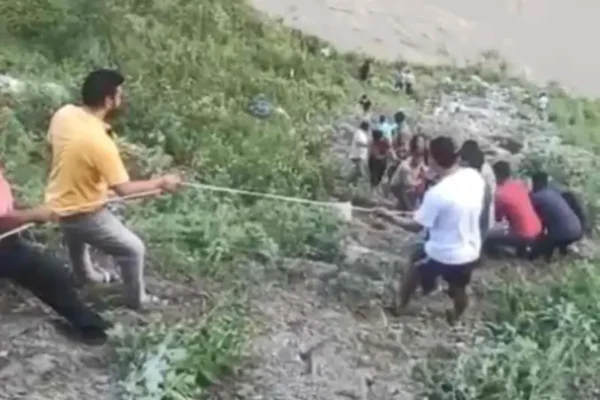 देखें वीडियो:दुखद खबर: अलकनंदा नदी में समाया टेंपो ट्रैवलर,एक शव बरामद कई यात्री लापता, एसडीआरएफ जुटा रेस्क्यू में