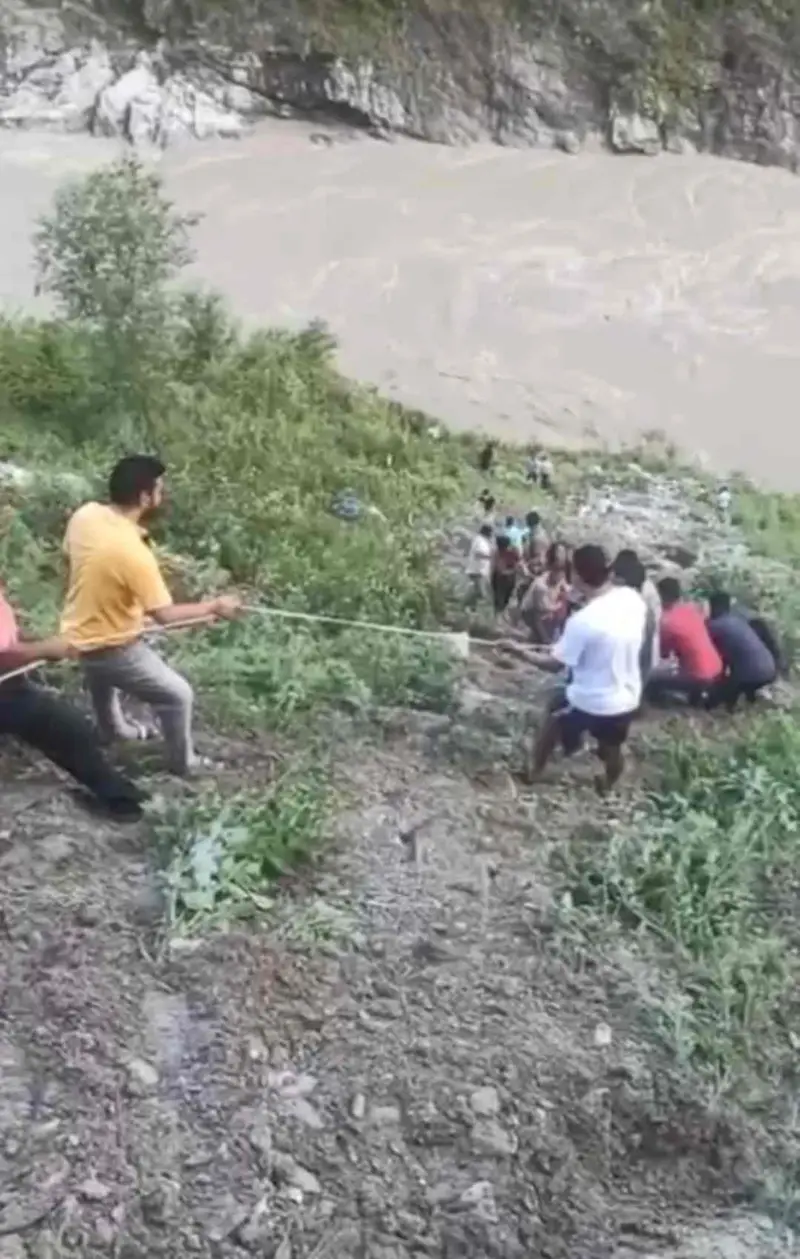 देखें वीडियो:दुखद खबर: अलकनंदा नदी में समाया टेंपो ट्रैवलर,एक शव बरामद कई यात्री लापता, एसडीआरएफ जुटा रेस्क्यू में