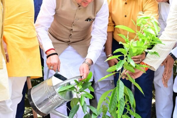 मुख्यमंत्री ने एक पेड़ मॉं के नाम अभियान के तहत किया पौधारोपण