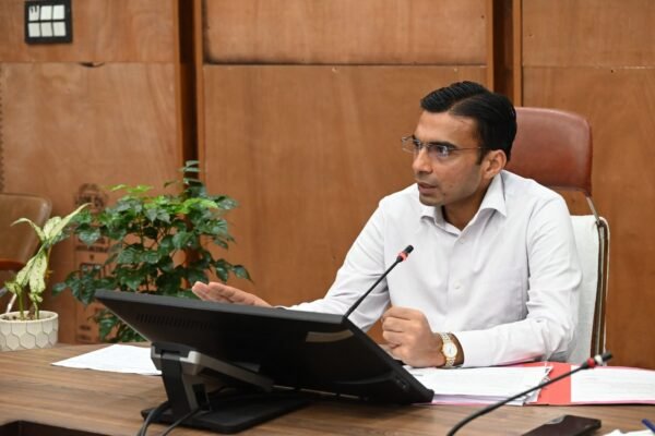 जल संकट, कमी, समस्या का प्रोएक्टिव मोड में हो समाधान- डीएम