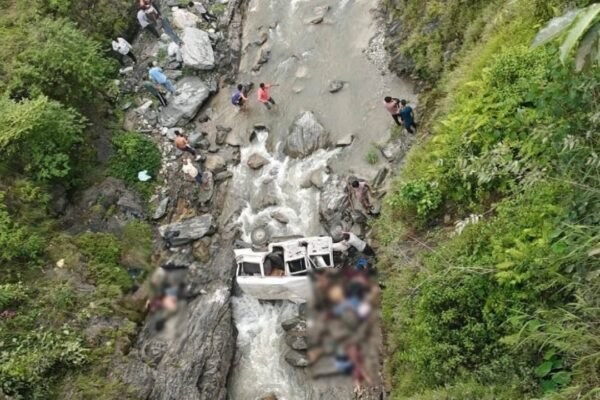 दुखद खबर: उत्तराखंड में दर्दनाक सड़क हादसा 8 लोगों की दर्दनाक मौत, सीएम पुष्कर सिंह धामी ने जताया दुख