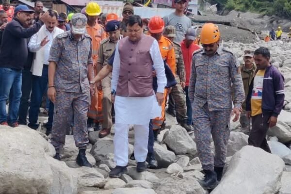 लगातार तीसरे दिन आपदा प्रभावित क्षेत्र में डटे सीएम धामी